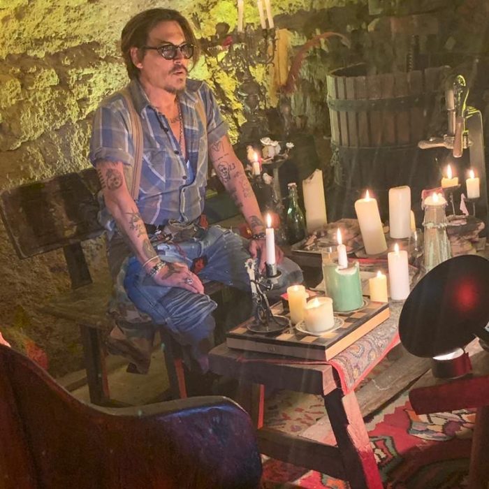 Johnny depp sentado en la sala de su casa mientras abre su cuenta de Instagram 