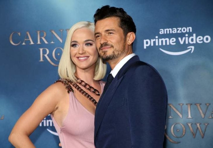 Katy Perry y Orlando Bloom en la alfombar azul de Amazon Prime