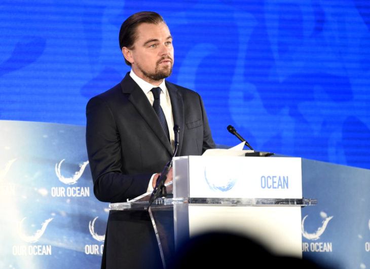 Leonardo DiCaprio en conferencia, con traje