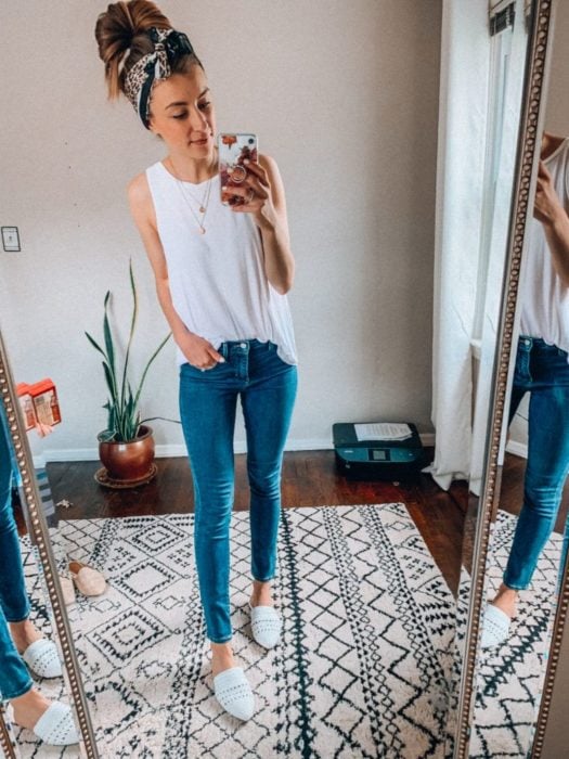 Chica usando skinny jeans, blusa blanca y alpargatas 
