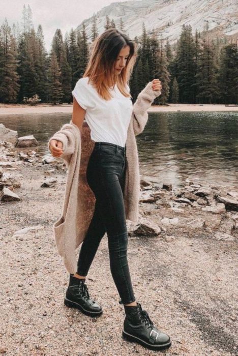 Chica usando skinny jeans negros con blusa blanca