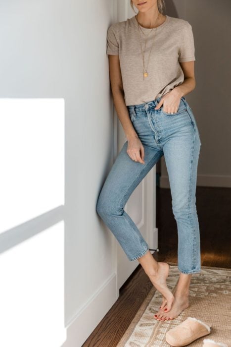 Chica usando skinny jeans con blusa de color café