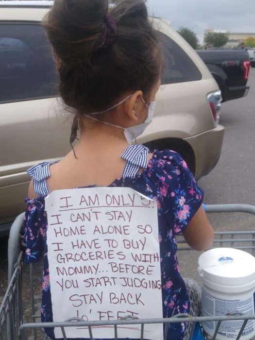 MaryAnn Fausey Resendez, mamá lleva a su hija al supermercado y coloca un cartel para que no la juzguen