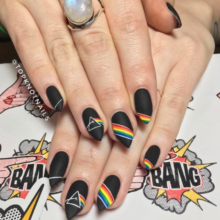 Manicura en color negro con el diseño de la portada del disco de Pink Floy en efecto mate