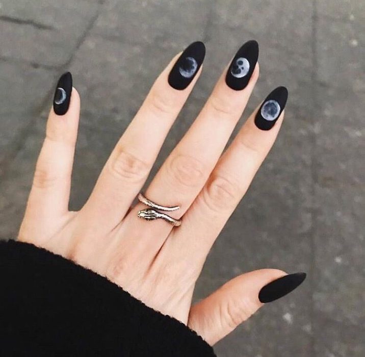 Manicura color negro con el diseño de las fases de la luna en efecto mate