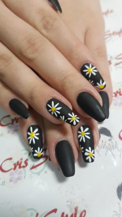 Manicura en color negro y diseño de margaritas con efecto mate