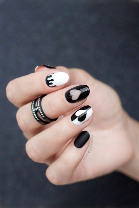 Manicura en color negro y blanco con diseño de corazones