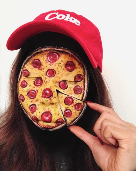 Maquillaje de ilusión óptica de pizza de peperoni