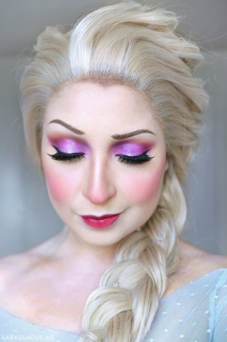 Chica con maquillaje inspirado en Elsa de Frozen película de Disney