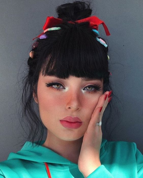 Chica con maquillaje inspirado en Vanellope de Sisney