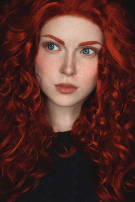 Chica maquillada como Merida de la película de Disney Valiente