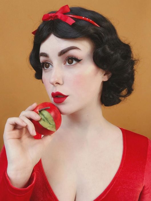 Chica con maquillaje inspirado en Blancanieves