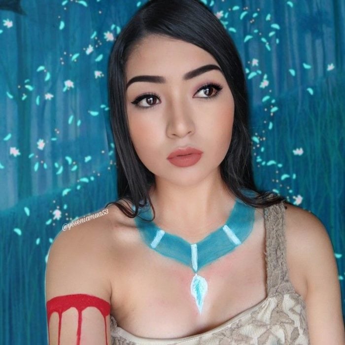 Chica con maquillaje inspirado en Pocahontas de Pocahontas de Disney