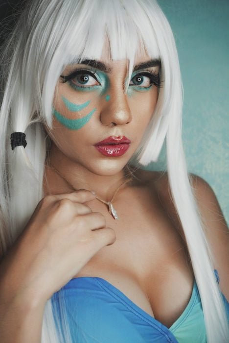 Chica ocn maquillaje azul inspirado en Kida de Atlantis