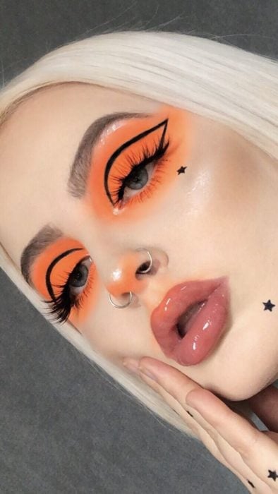 Maquillaje naranja con delineado negro
