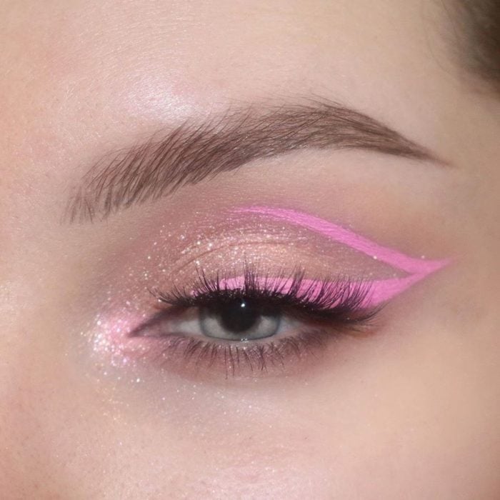 Eyeliner gráfico en color rosa con glitter