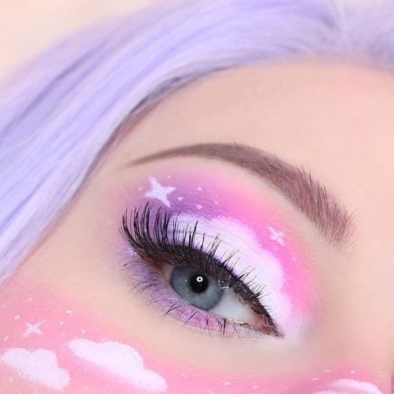Maquillaje de ojos rosa y morado con forma de nube