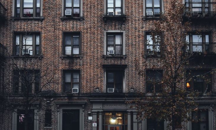 Frente de un edificio con 80 departamentos en Nueva York 