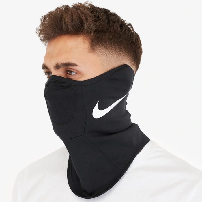 Hombre usando mascarilla para personal de salud creada por Nike