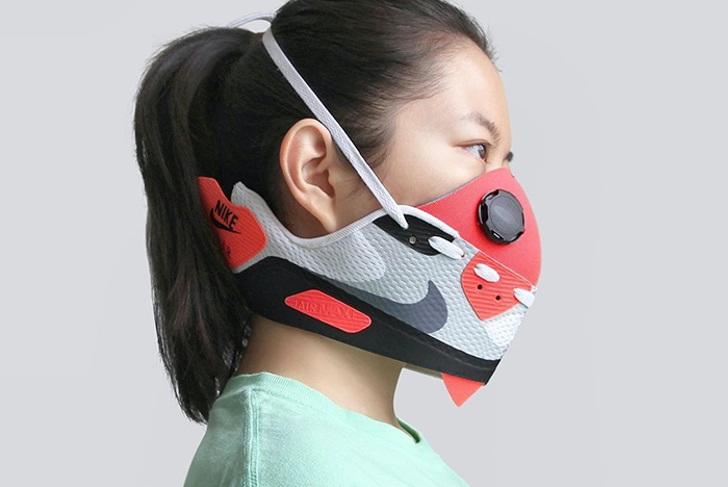 Mujer usando mascarilla para personal de salud creada por Nike