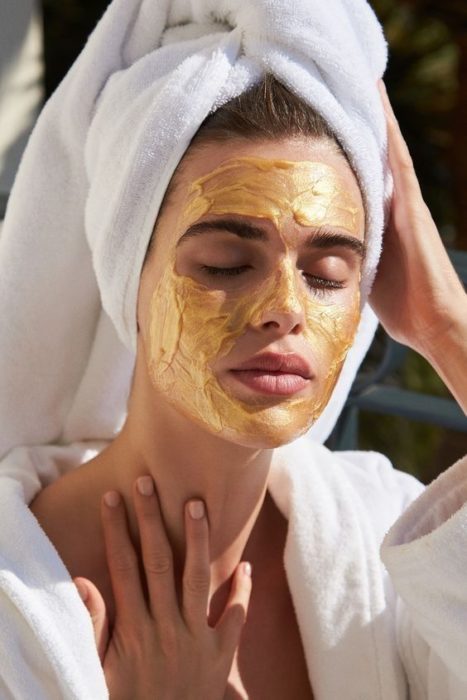 Chica con una mascarilla en el rostro