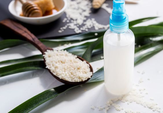 Botella de plástico con agua de arroz en el interior