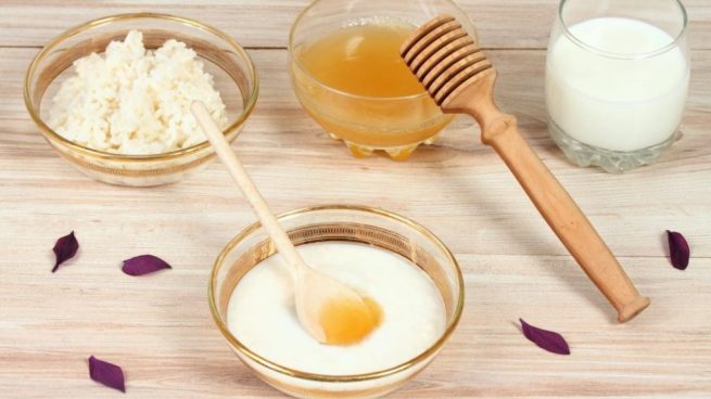 Miel, avena, leche y arroz para una mascarilla