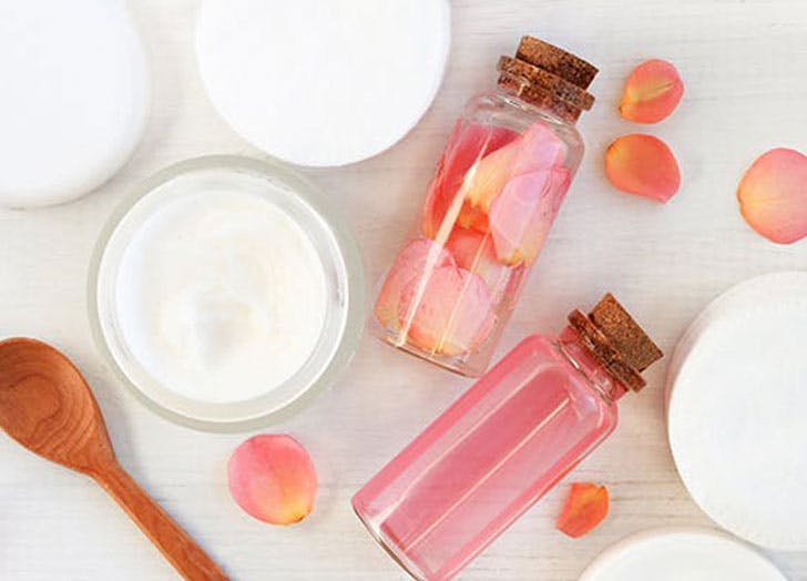 Agua de rosa embotellada en frasco de cristal