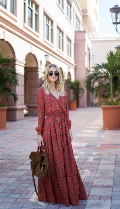 Chica usando un maxivestido mientras posa para una fotografía 