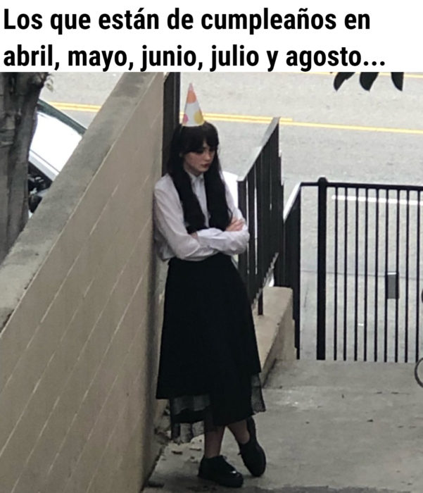 Memes de coronavirus para quienes cumplen años en cuarentena; mujer gótica sola en la calle con sombrero de fiesta