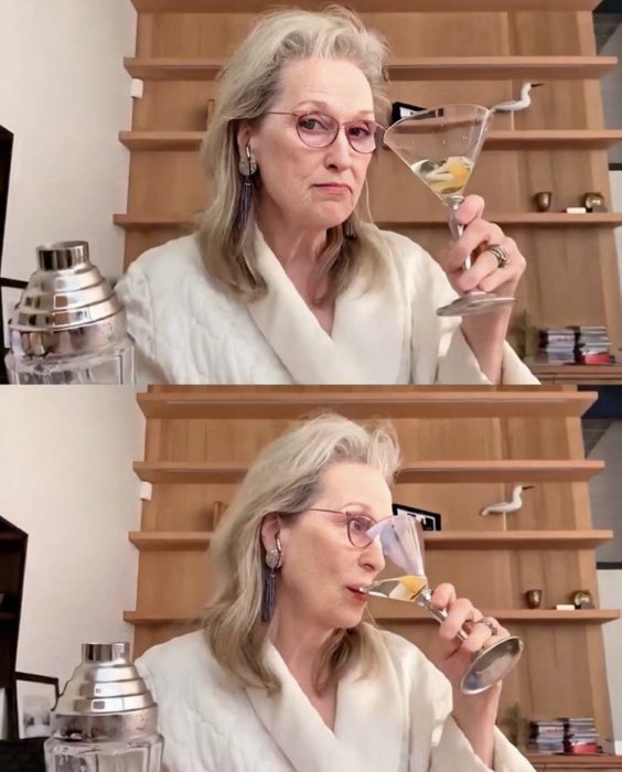 Meryl Streep tomando un martini