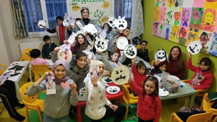 Miss Inglaterra en una escuela de niñas, durante su gira de ayuda