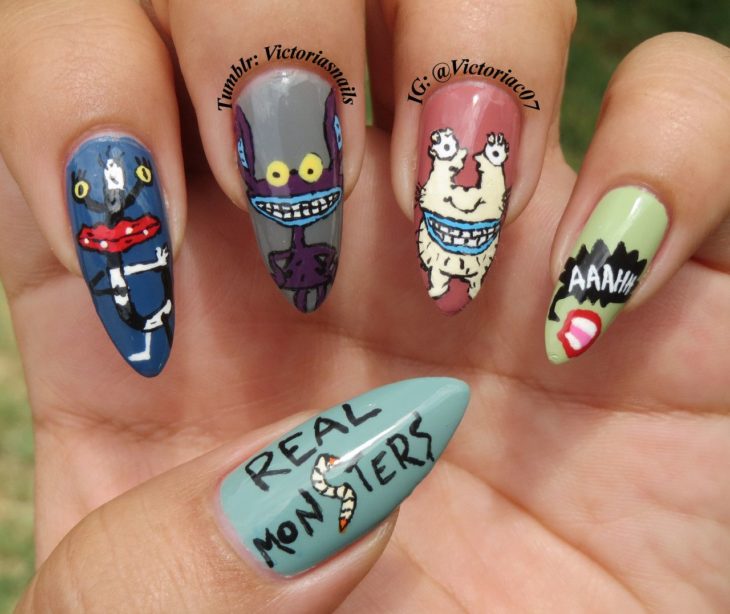 Manicura con diseño de la caricatura de Mosntruos de verdad