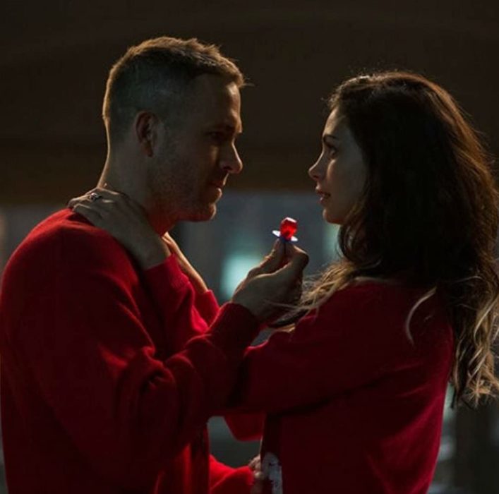 Escena de la película Deadpool en la que participan Morena Baccarin y Ryan Reynolds