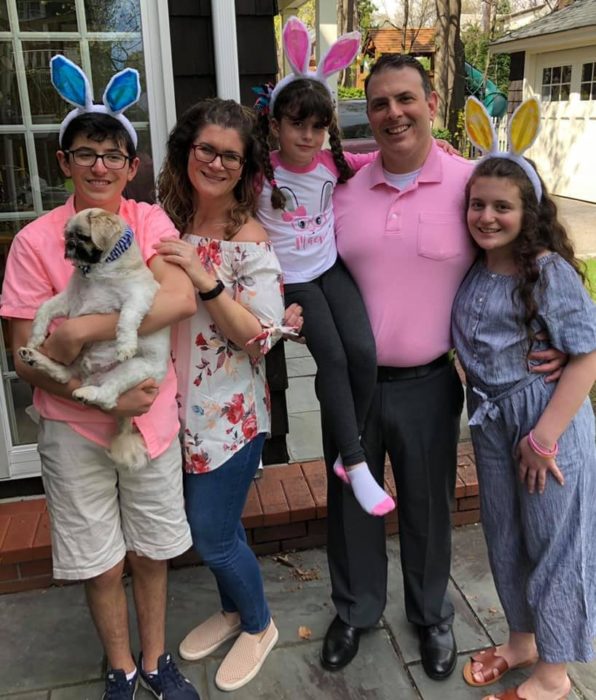 Familia abrazados festejando el día de pascua