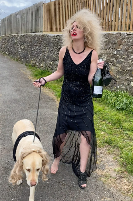 Mujer usa viste disfraz de chica ebria mientras paseo con su perro