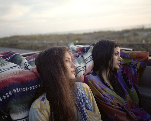 Dos chicas el atardecer