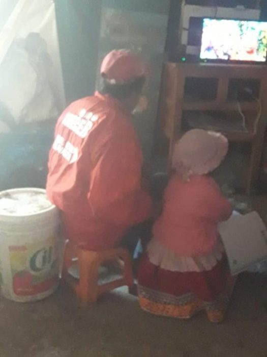 Padre e hija atentos a clases en line