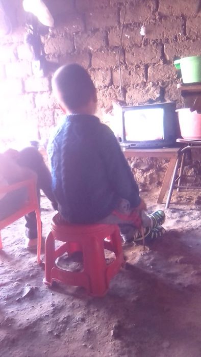 Niños en Perú responsables con sus clases virtuales