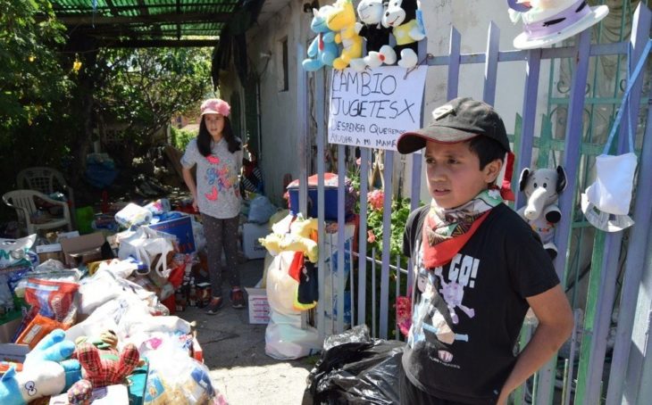 Familia cambiando sus juguetes por despensa 