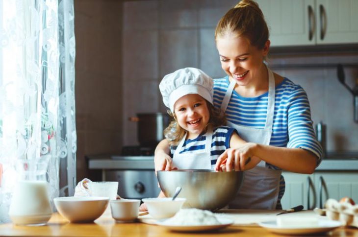 Mamá e hija cocinando