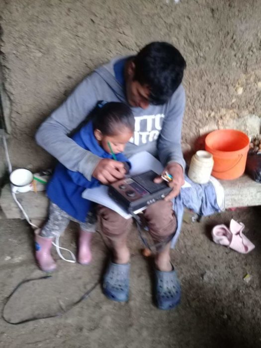 Niños en Perú responsables con sus clases virtuales