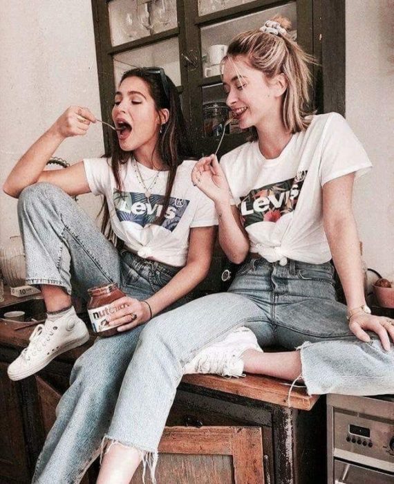 Amigas comiendo Nutella