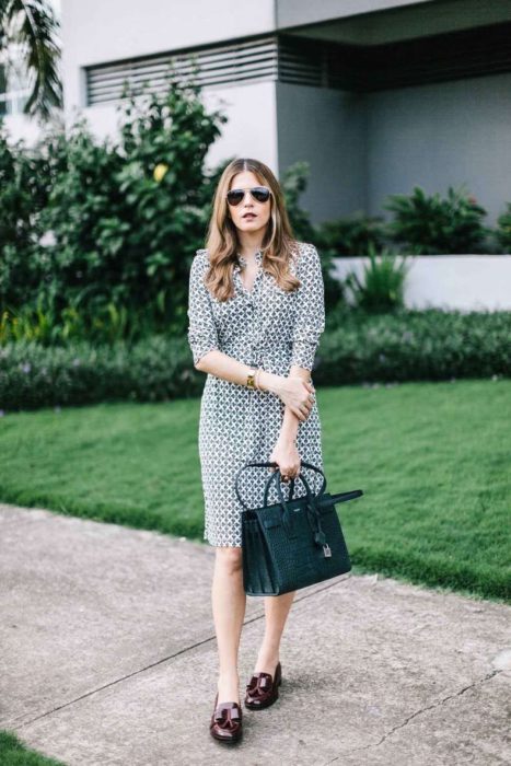 Outfit de vestido con mocasines