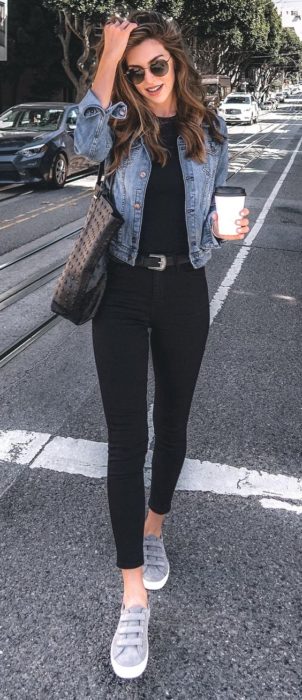 Outfit negro con tenis grises y chaqueta denim