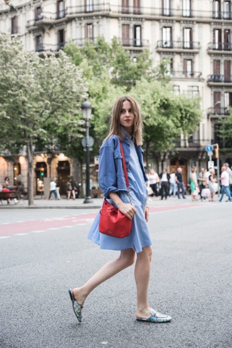 Outfit de vestido con zapatos mules