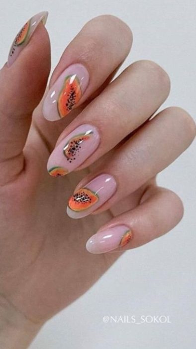 Diseño de manicure de papaya