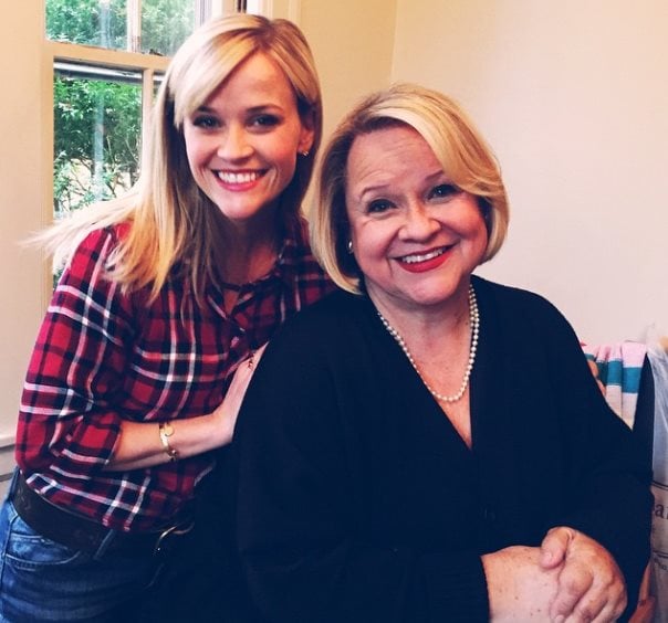 Reese Witherspoon junto a su mamá en la cocina 
