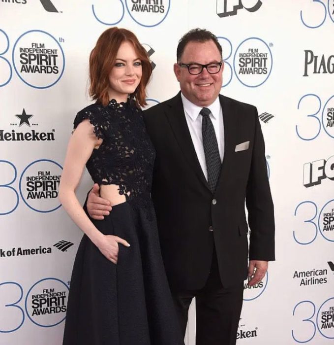 Emma stone posando en una foto junto a su papá 