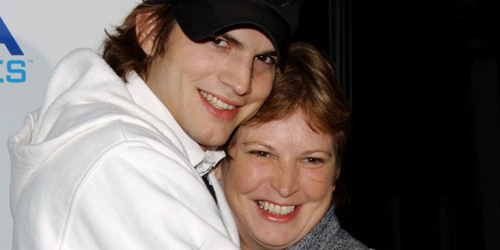 Ashton Kutcher abrazando a su mamá Diane Kutcher.
